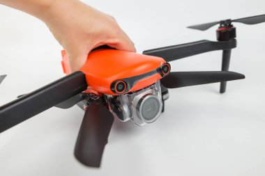 Beyaz arka planda İHA 'lar.