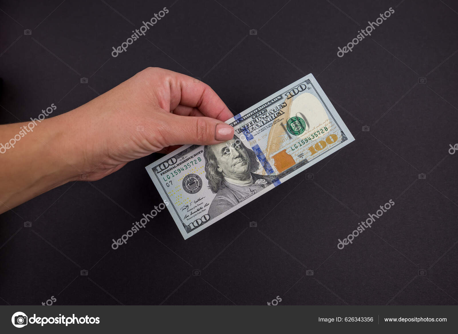 一只100美元的钞票在一个黑色背景的女性手中这只手拿着100美元的钞票——图库图片© tanja.kitura@gmail.com #626343356, image size:1600x1168