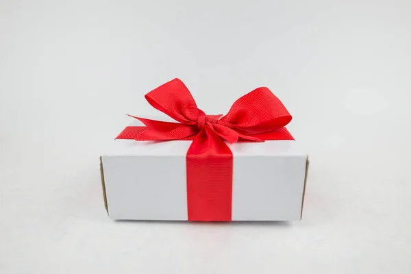红弓礼品盒 白底礼品盒 免版税图库图片