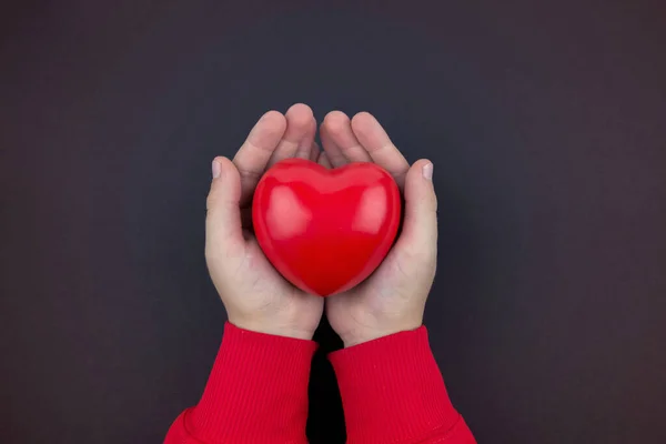 Фотографія Рук Тримають Червоне Серце Чорному Тлі Охорона Здоров Любов — стокове фото