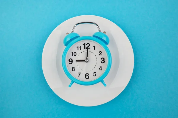 Foto Vista Superior Reloj Despertador Azul Plato Sobre Fondo Azul —  Fotos de Stock