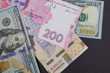 Dolar ve Hryvnia siyah bir arkaplanda.