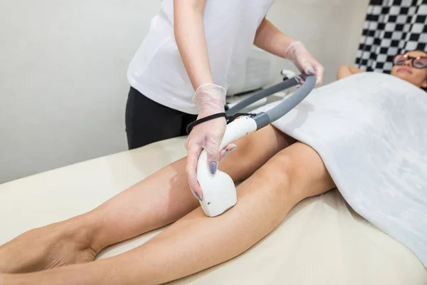 Depilacja Nóg Zabieg Laserowy Klinice Medycznej Piękne Gładkie Kobiece Nogi — Zdjęcie stockowe