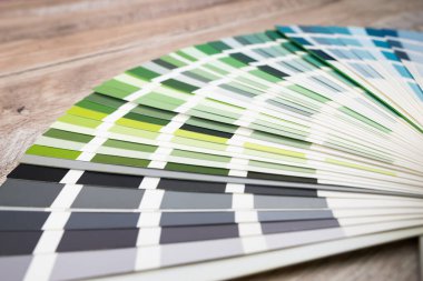 Ahşap masa üzerinde daire çürümüş renk örnekleri