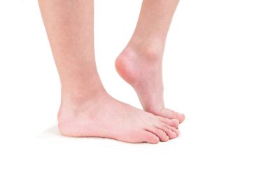 Ayaklar beyaz arka planda izole edilmiş. Bacaklar beyaz zeminde kapanıyor.