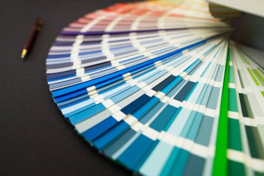 Siyah arka planda çiçek örnekleri kataloğu. Renk Paleti Kılavuzu