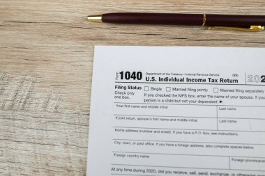 Evrak işleri için son teslim tarihi kavramı. Boş vergi formu. Vergi teslim tarihi konsepti. 1040 vergi formu. Finansal belge.