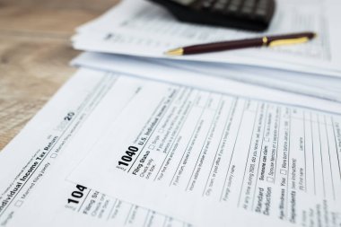 Evrak işleri için son teslim tarihi kavramı. Boş vergi formu. Vergi teslim tarihi konsepti. 1040 vergi formu. Finansal belge.