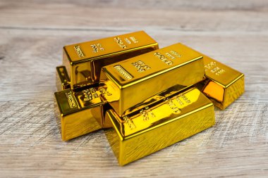 Tahta masadaki altın külçeler.