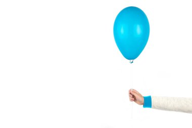 Beyaz zemin üzerinde bir çocuğun elindeki hava balonu, kopyalama alanı, metin için boşluk.