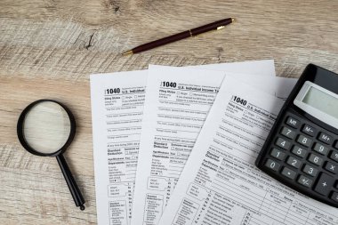 Evrak işleri için son teslim tarihi kavramı. Boş vergi formu. Vergi teslim tarihi konsepti. 1040 vergi formu. Finansal belge.