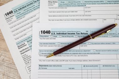 Evrak işleri için son teslim tarihi kavramı. Boş vergi formu. Vergi teslim tarihi konsepti. 1040 vergi formu. Finansal belge.