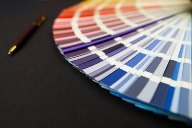 Siyah arka planda çiçek örnekleri kataloğu. Renk Paleti Kılavuzu