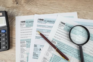 Evrak işleri için son teslim tarihi kavramı. Boş vergi formu. Vergi teslim tarihi konsepti. 1040 vergi formu. Finansal belge.