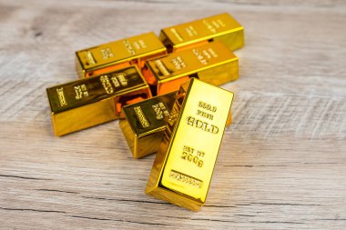 Tahta masadaki altın külçeler.