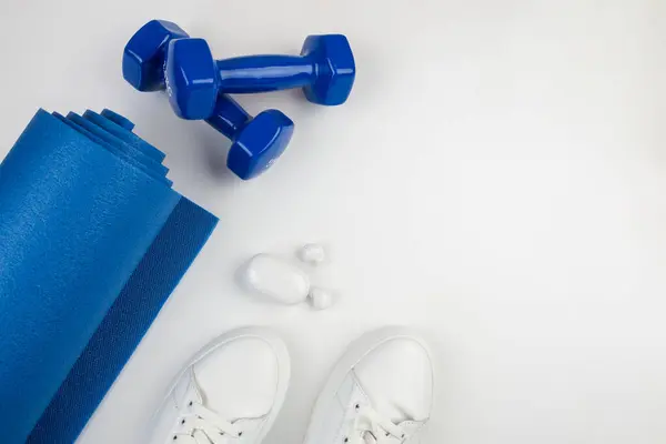 Έννοια Αξεσουάρ Γυμναστικής Φωτογραφία Από Αλτήρες Smartphone Ακουστικά Λευκά Sneakers — Φωτογραφία Αρχείου
