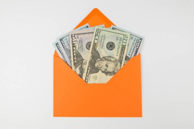 Beyaz üzerine turuncu bir zarf içinde dolar. Mali konsept.