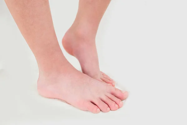 白い背景に隔離された足のクローズアップ 白の足 — ストック写真