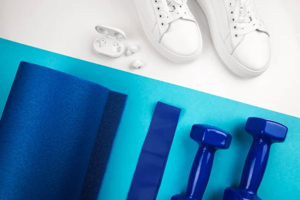 Έννοια Των Αθλητικών Αξεσουάρ Φωτογραφία Από Λευκά Sneakers Μπλε Αλτήρες — Φωτογραφία Αρχείου