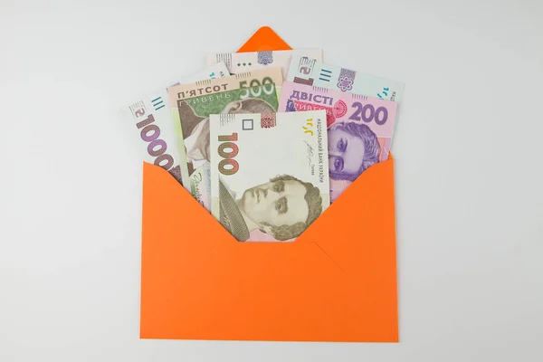 在白色的橙色信封里的Hryvnia 乌克兰货币 财务概念 — 图库照片