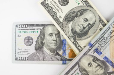 Beyaza yığınla dolar. Yakın plan. Çok para. Finansal konsept. Amerikan parası.