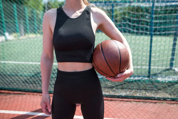 Jenta Med Basketball Hendene Lekeplassen Avskårne Bilder – stockfoto