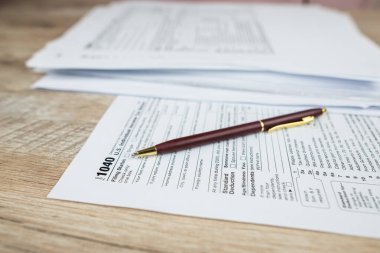 Evrak işleri için son teslim tarihi kavramı. Boş vergi formu. Vergi teslim tarihi konsepti. 1040 vergi formu. Finansal belge.