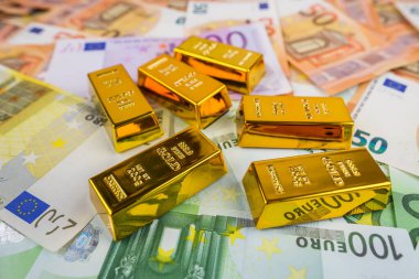 Euro banknotları ve altın külçeler. Paraya altın külçeleri