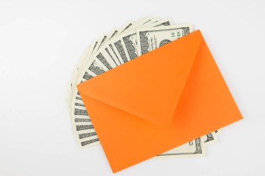 Turuncu zarfın en üstteki fotoğrafı ve beyaza yığınla dolar. Mali konsept.
