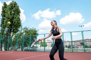 Genç tenisçi kız duvarda oynuyor. Profesyonel spor..