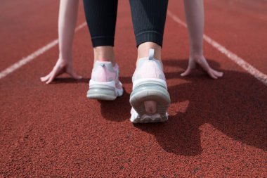 Atletizm pistine çıkmaya hazırlanan bir kadının arka görüntüsü. 2024 yılının başında, planlama, hedef ve yeni yıl kararı.