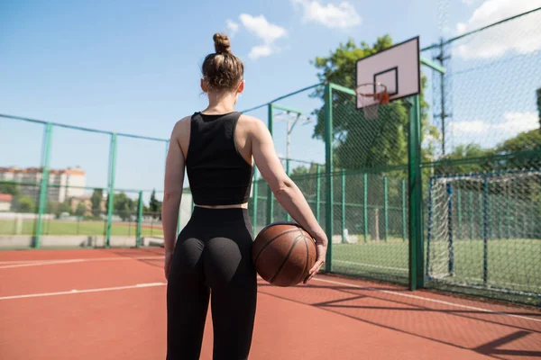 Mladá Sportovní Dívka Basketbalem Basketbalovém Hřišti Venku Aktivní Víkend — Stock fotografie