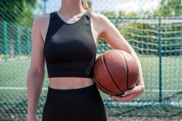 Jenta Med Basketball Hendene Lekeplassen Avskårne Bilder – stockfoto