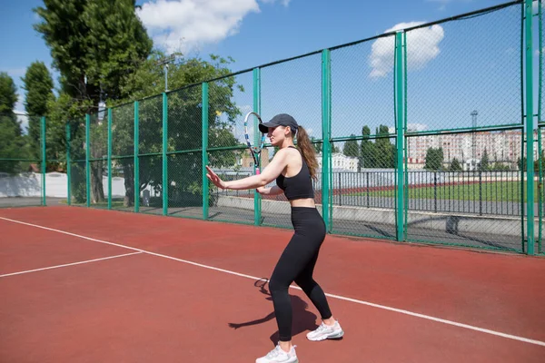 体育女孩与球拍和网球 一个年轻漂亮的女孩在锻炼 那位网球选手正准备发球 — 图库照片