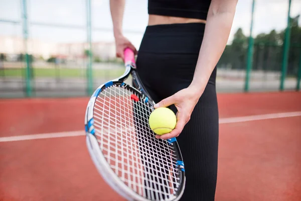 Κορίτσι Των Σπορ Ετοιμάζεται Σερβίρει Μια Μπάλα Του Τένις Κοντινό — Φωτογραφία Αρχείου
