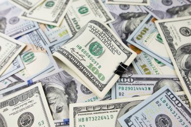 Masanın üzerinde büyük miktarlarda yüz dolar yatıyor. Çok para. Mali konsept.