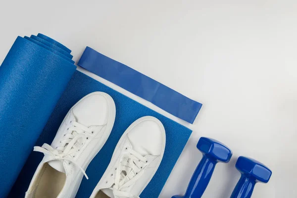 Έννοια Των Αθλητικών Αξεσουάρ Φωτογραφία Από Λευκά Sneakers Μπλε Αλτήρες — Φωτογραφία Αρχείου