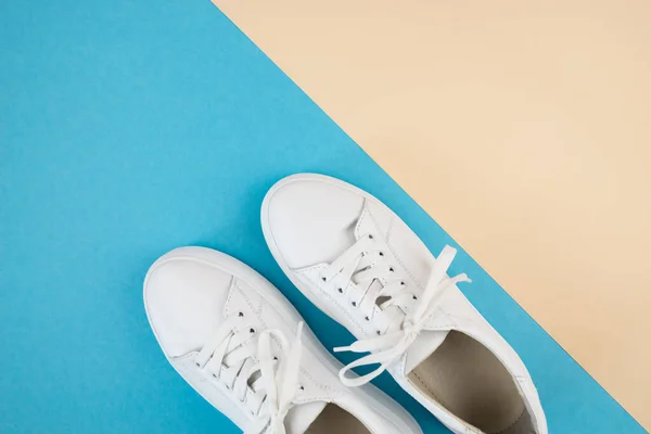 Vista Superior Las Zapatillas Blancas Sobre Fondo Azul Beige Con — Foto de Stock