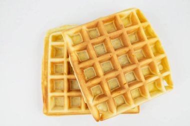 Beyaz arka planda kare Belçika waffle 'ı. Lezzetli tatlı waffle.