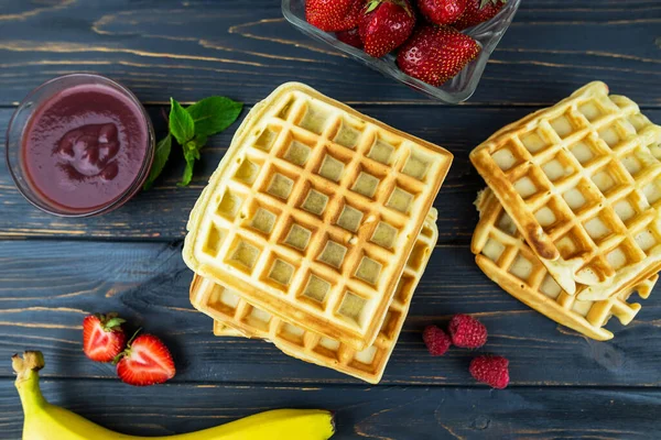 Square Belgian Waffles Berries Wooden Background Delicious Sweet Sweet Waffles — Stock Photo, Image