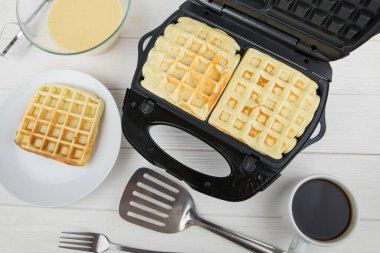 Evdeki waffle ızgarasında Belçika Waffle 'ı yapma sürecine yakın çekim. Waffle ızgarasında Belçika waffle 'ı.