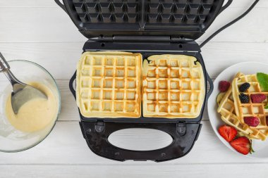Evdeki waffle ızgarasında Belçika Waffle 'ı yapma sürecine yakın çekim. Waffle ızgarasında Belçika waffle 'ı.