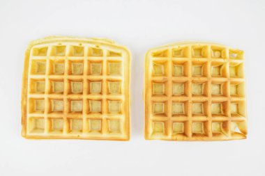 Beyaz arka planda kare Belçika waffle 'ı. Lezzetli tatlı waffle.