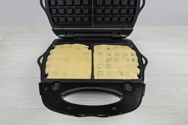 Yakın Plan Belçika Waffleları Waffle Izgarasında Pişirilir Lezzetli Yapımı Waffle — Stok fotoğraf