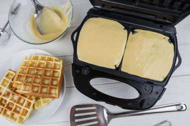Evdeki waffle ızgarasında Belçika Waffle 'ı yapma sürecine yakın çekim. Waffle ızgarasında Belçika waffle 'ı.