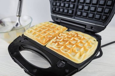 Evdeki waffle ızgarasında Belçika Waffle 'ı yapma sürecine yakın çekim. Waffle ızgarasında Belçika waffle 'ı.