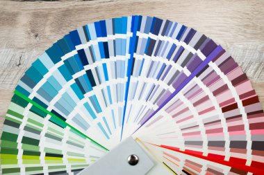 Ahşap masa üzerinde daire çürümüş renk örnekleri