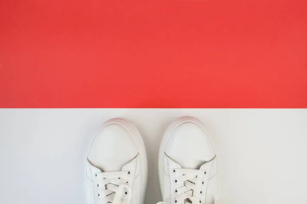Вид Зверху Фото Білих Кросівок Червоному Тлі Копіювальним Простором — стокове фото