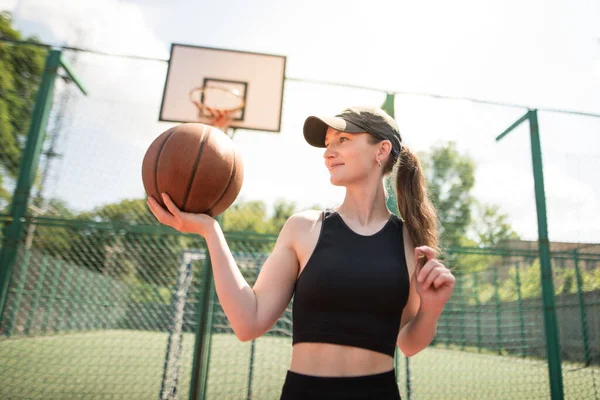Junges Sportmädchen Mit Einem Basketball Auf Dem Basketballplatz Freien Aktives — Stockfoto