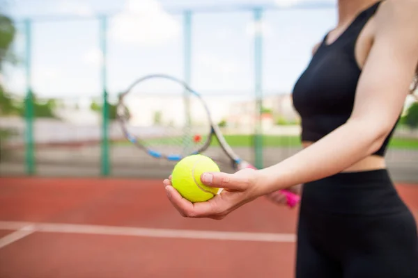 体育女孩正准备为网球服务 一个拿着网球和球拍的年轻漂亮姑娘的特写 网球选手正在准备发球 — 图库照片